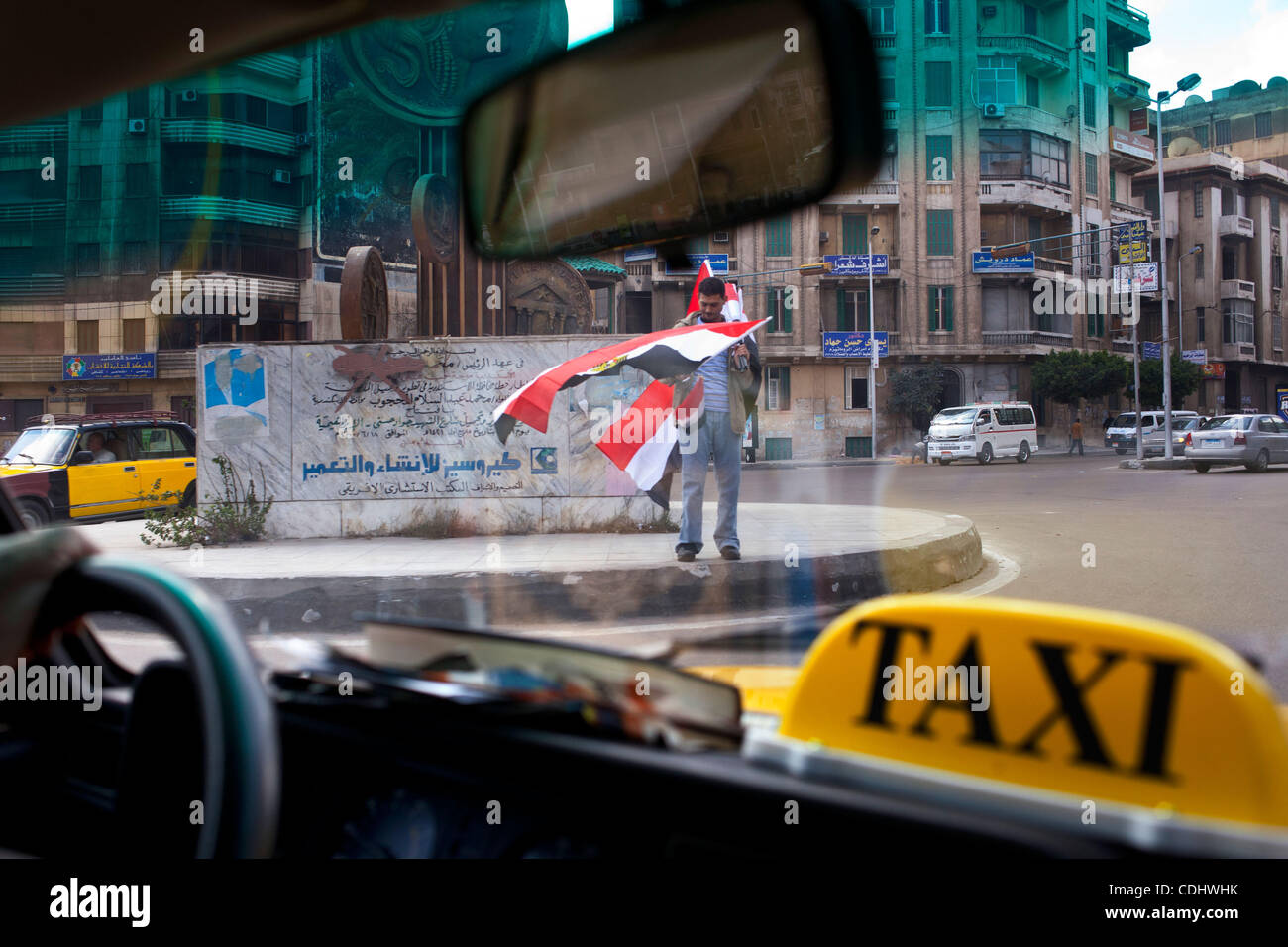 11. Februar 2011 - Alexandria, Ägypten - verkauft viele Unternehmer Fahnen an den Protesten und um die Stadt.  Die Flagge ist gekommen, um Einheit zu symbolisieren und ist von den Anti-Mubarak-Massen angeeignet wird... Nach mehr als zwei Wochen von Unruhen und Proteste in Ägypten brach Proteste wieder am Freitag auch in Stockfoto