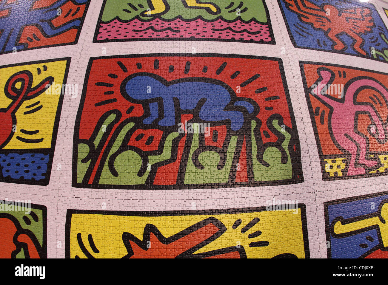 Detail des weltweit größten Puzzle auf dem Display. Ravensburger die größte  handelsübliche Puzzle, "Keith Haring: Double Retrospect" auf dem Display  auf der Spielwarenmesse öffnet im Javits Convention Center; 655 W. 34th St.
