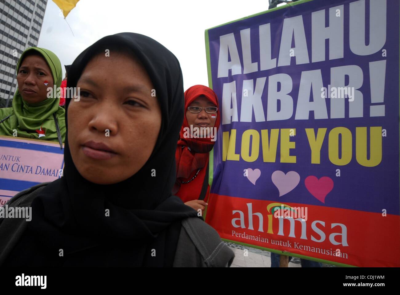 14. Februar 2011 Rallye - Jakarta, Indonesien - die Coalition for Women Love Peace Aktivisten während eines Friedens auf Str. Tag Valentines. Indonesien Women Love Peace Coalition-Aktivisten verurteilen Gewalt im Namen der Religion gemacht. Die Demonstranten fordern die Yudhoyono Regierung Verantwortung übernehmen Stockfoto