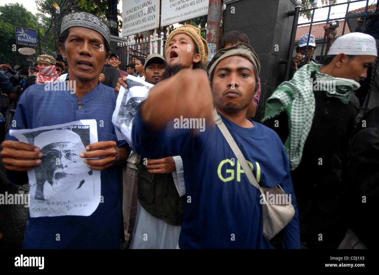 14. Februar 2011 - Jakarta, Indonesien - Anhänger Ba'Ashir, 72, angesehen als ein spiritueller Führer der militanten Islam in Indonesien und vocal Verfechter von Al-Qaida-Stil Jihad, Oustide seines Prozesses an einem Süd-Jakarta-Hof. Bashir wird mobilisiert Menschen für Terrorakte in Verbindung mit einer immer vorgeworfen. Stockfoto