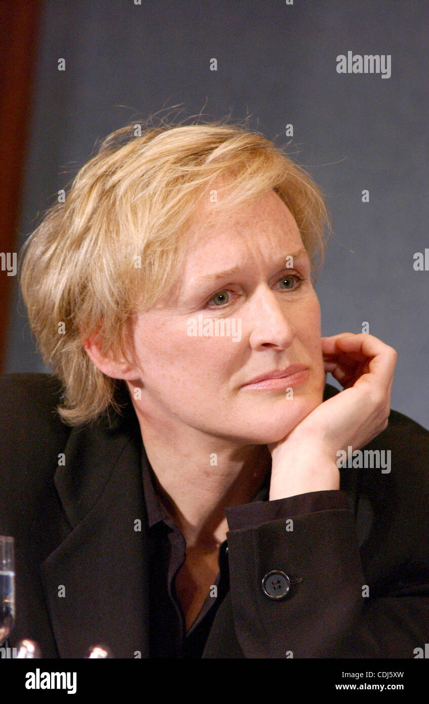 17. Februar 2011 - Washington, District Of Columbia, USA - 13.03.03 dem National Presseclub - Washington, DC... Schauspielerin Glenn Close spricht im Namen der Global Health Council über die Vorbeugung und Behandlung von AIDS. Schließen werden anwesend sein, die Washington-Screening des Dokumentarfilms '' A enge Stockfoto