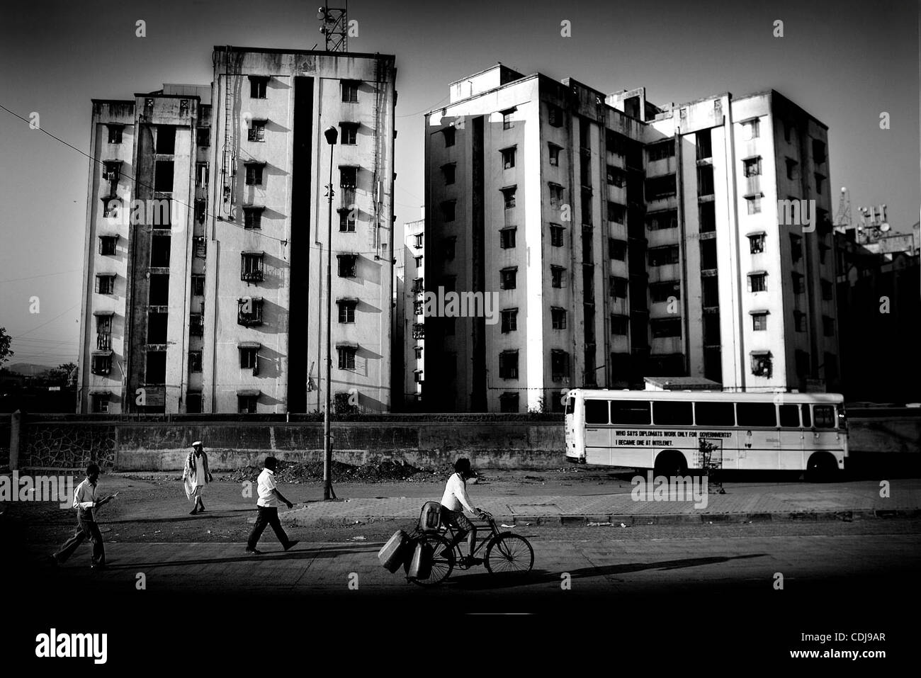 20. Februar 2011 - Mumbai, Maharashtra, Indien - Navi Mumbai wurde ursprünglich formuliert, um Mumbai entlasten, aber dieser Traum wird langsam verblassen, wie Mumbais Bevölkerung von 23 Millionen wächst und in die Welten größte geplante Stadt schwappt. Vertikale Slums füllen den Horizont und Menschen noch ihren Tag beginnen Stockfoto