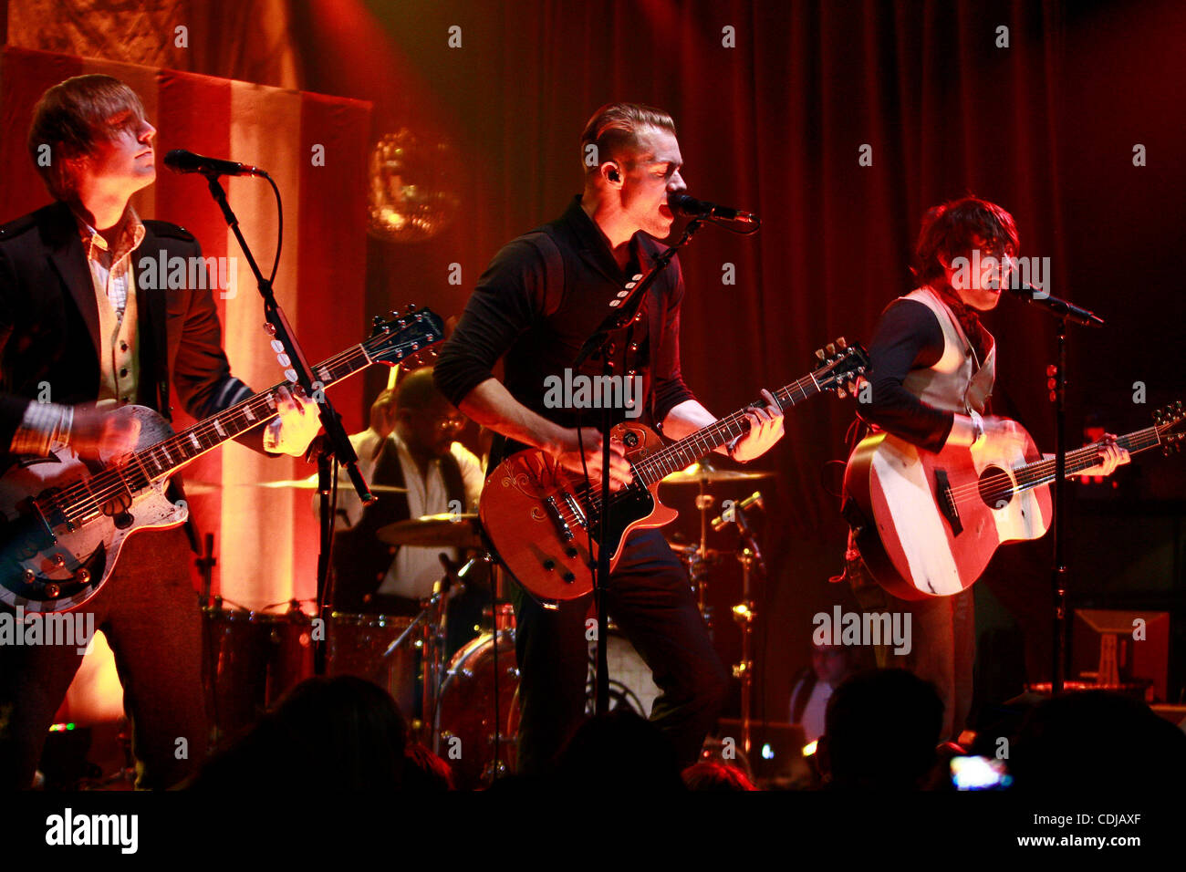 22. Februar 2011 - New York, New York, USA - TOM HIGGENSON lead Gesang und KEN FLETCHER, Gitarre und Backup-Gesang für Band Plain White Ts erklingt in der Highline Ballroom in New York City. (Kredit-Bild: © Rahav Segev/ZUMAPRESS.com) Stockfoto