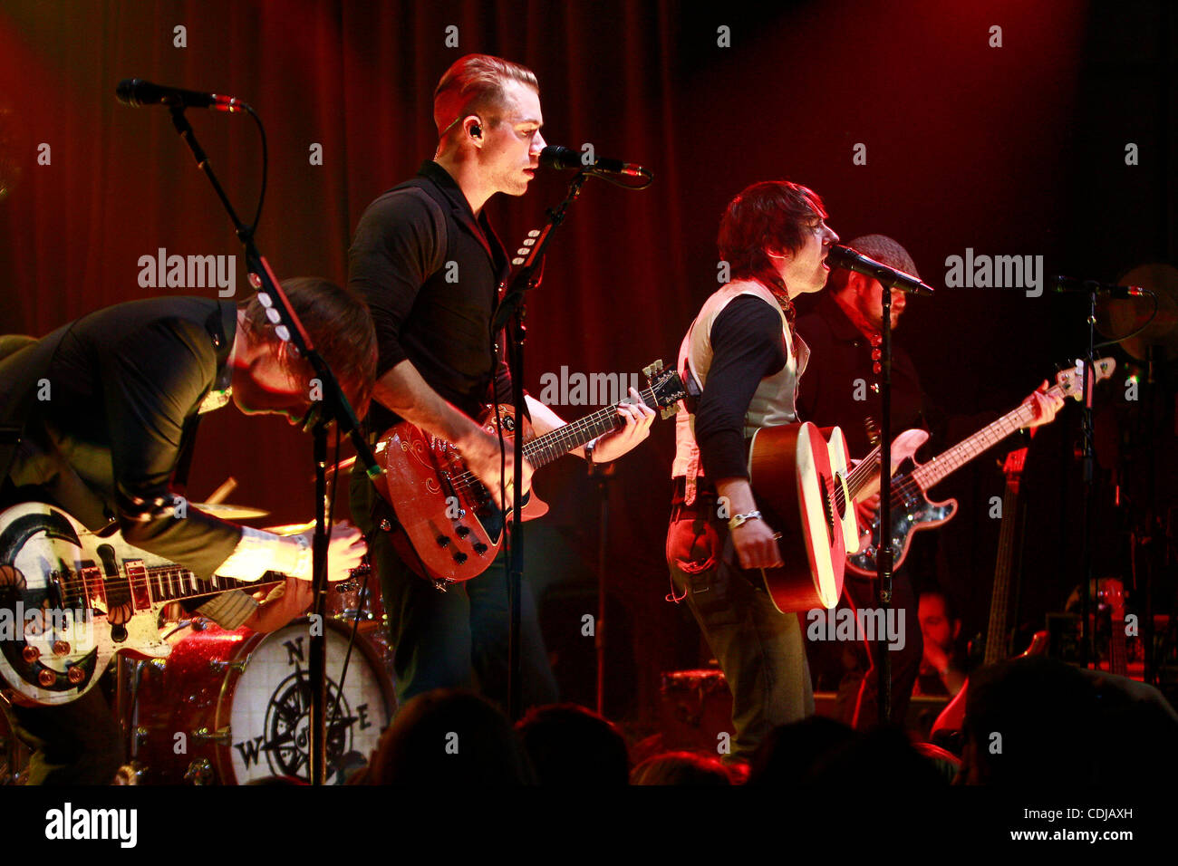 22. Februar 2011 - New York, New York, USA - TOM HIGGENSON lead Gesang und KEN FLETCHER, Gitarre und Backup-Gesang für Band Plain White Ts erklingt in der Highline Ballroom in New York City. (Kredit-Bild: © Rahav Segev/ZUMAPRESS.com) Stockfoto