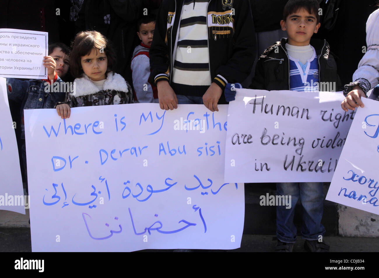 22. Februar 2011 - Gaza-Stadt, Gaza-Streifen - Palästinenser halten Plakate hoch während einer Protestaktion gegen den libyschen Führer in Gaza-Stadt. Der Gaza Hamas Herrscher gehäuft Verurteilung über die Massaker von Anti-Regierungs-Demonstranten in Libyen durch das Regime des kampfbereiten Herrschers begangen. (Kredit-Bild: © Ashraf Amra Stockfoto