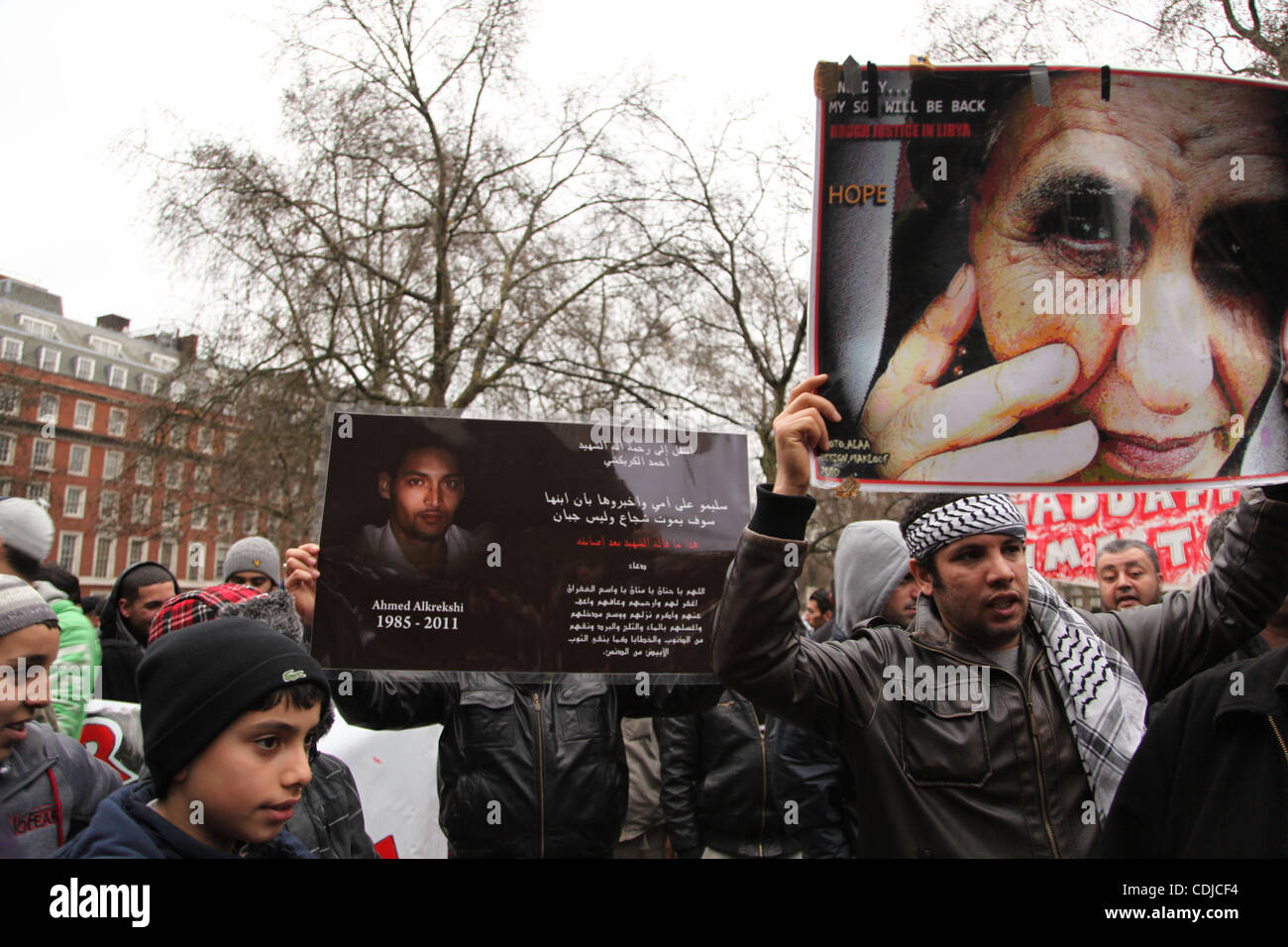 23. Februar 2011 - London, England, Vereinigtes Königreich - Pro Libyen Demokratie und Anti-Gaddafi Demonstranten durch die Hunderte demonstrieren vor amerikanischen Botschaft, die amerikanische Regierung, Druck auf Gaddafi zu stoppen das Massaker töten der libyschen Demonstranten fordern. (Kredit-Bild: © Medyan Dai Stockfoto