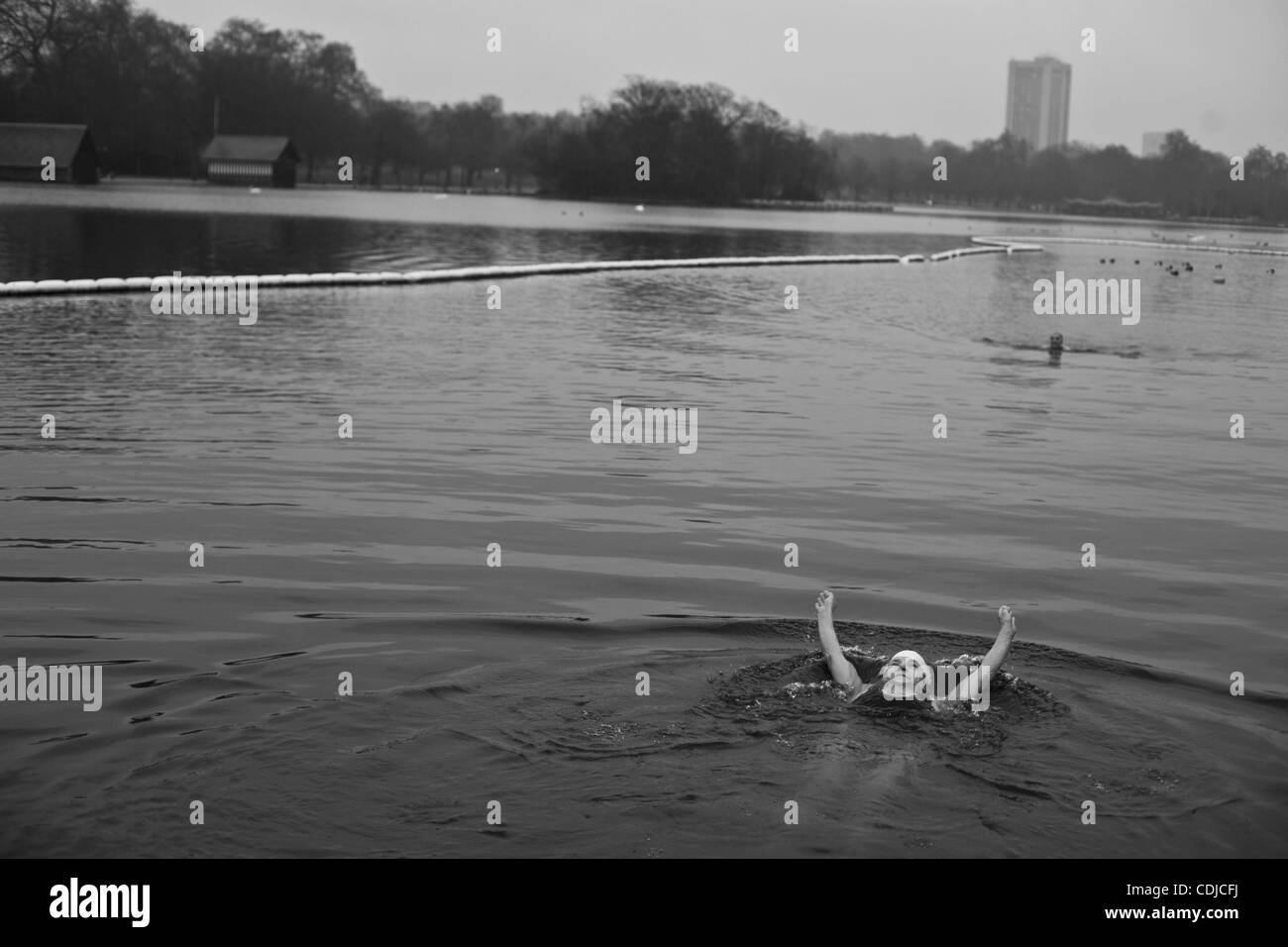 23. Februar 2011 - London, England, hat Großbritannien - Ennie in winterlichen Gewässern seit elf Jahren geschwommen. Regen oder Sonnenschein, sammeln Winter oder Sommer - Serpentine Swimming Club Mitglieder auf dem Serpentine Lido im Hyde Park das ganze Jahr. Die Serpentine Swimming Club gehört zu den ältesten Schwimmclubs ich Stockfoto