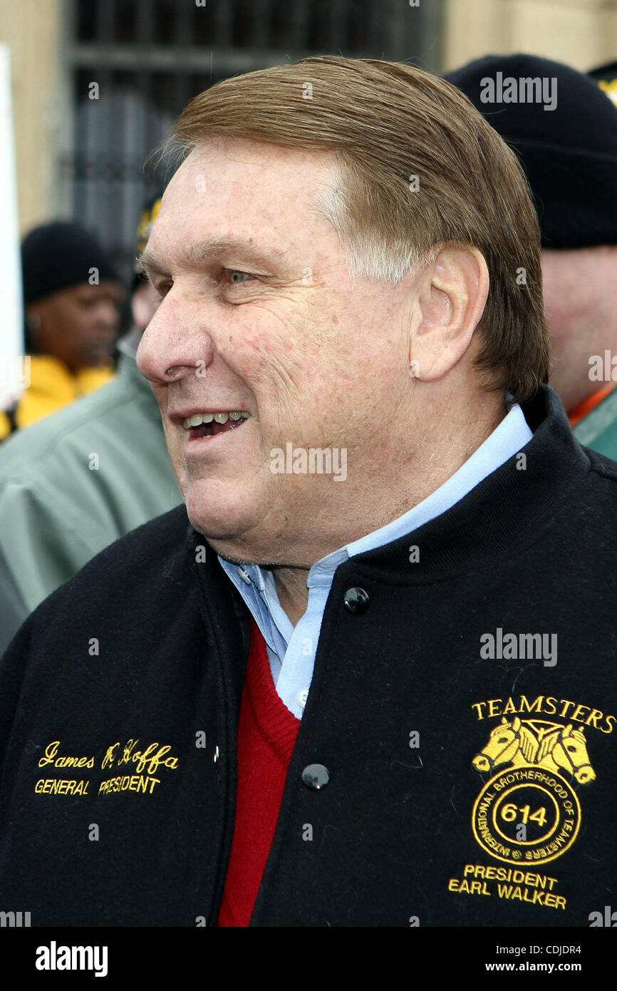 23. Februar 2011 - Madison, Wisconsin, US - General Präsident Jimmy Hoffa Hunderte von Teamsters begrüßt, die an der Landeshauptstadt in Madison, Wisconsin protestieren. (Kredit-Bild: © Chris Anderson/Southcreek Global/ZUMAPRESS.com) Stockfoto