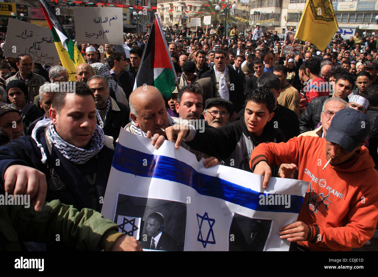 Palästinenser nehmen an einer Kundgebung gegen die US-Veto und die Forderung nach der nationalen Aussöhnung im Westjordanland Stadt von Nablus, Donnerstag, 24. Februar 2011 Teil. Foto von Wagdi Eshtayah Stockfoto