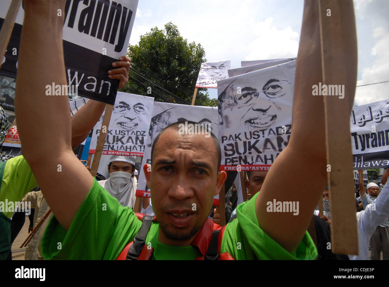 Anhänger der indonesischen radikalen muslimischen geistlichen ABU BAKAR BAASYIR während seines Prozesses vor Gericht Süd-Jakarta, Indonesien. 24. Februar 2011. Bashir verweigert führt eine Al-Qaida-Stil-Gruppe, die Anschläge und Morde in Indonesien, als sein Prozess fortgesetzt unter strengen Sicherheitsvorkehrungen plante. Baasyir, 72, facin Stockfoto