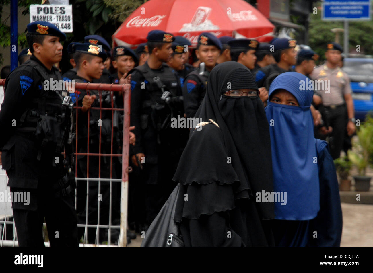Anhänger der indonesischen radikalen muslimischen geistlichen ABU BAKAR BAASYIR während seines Prozesses vor Gericht Süd-Jakarta, Indonesien. 24. Februar 2011. Bashir verweigert führt eine Al-Qaida-Stil-Gruppe, die Anschläge und Morde in Indonesien, als sein Prozess fortgesetzt unter strengen Sicherheitsvorkehrungen plante. Baasyir, 72, facin Stockfoto