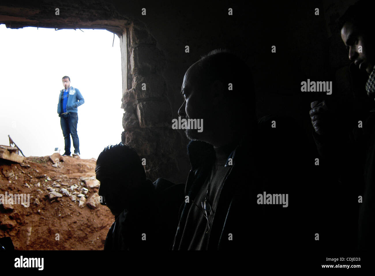 24. Februar 2011 - In einem der Paläste von Gaddafi Zivilisten Spaziergang durch einen unterirdischen Bunker erkunden ein Gebiet, das gewesen ist tabu für sie bis jetzt. (Kredit-Bild: © David Degner/ZUMAPRESS.com) Stockfoto
