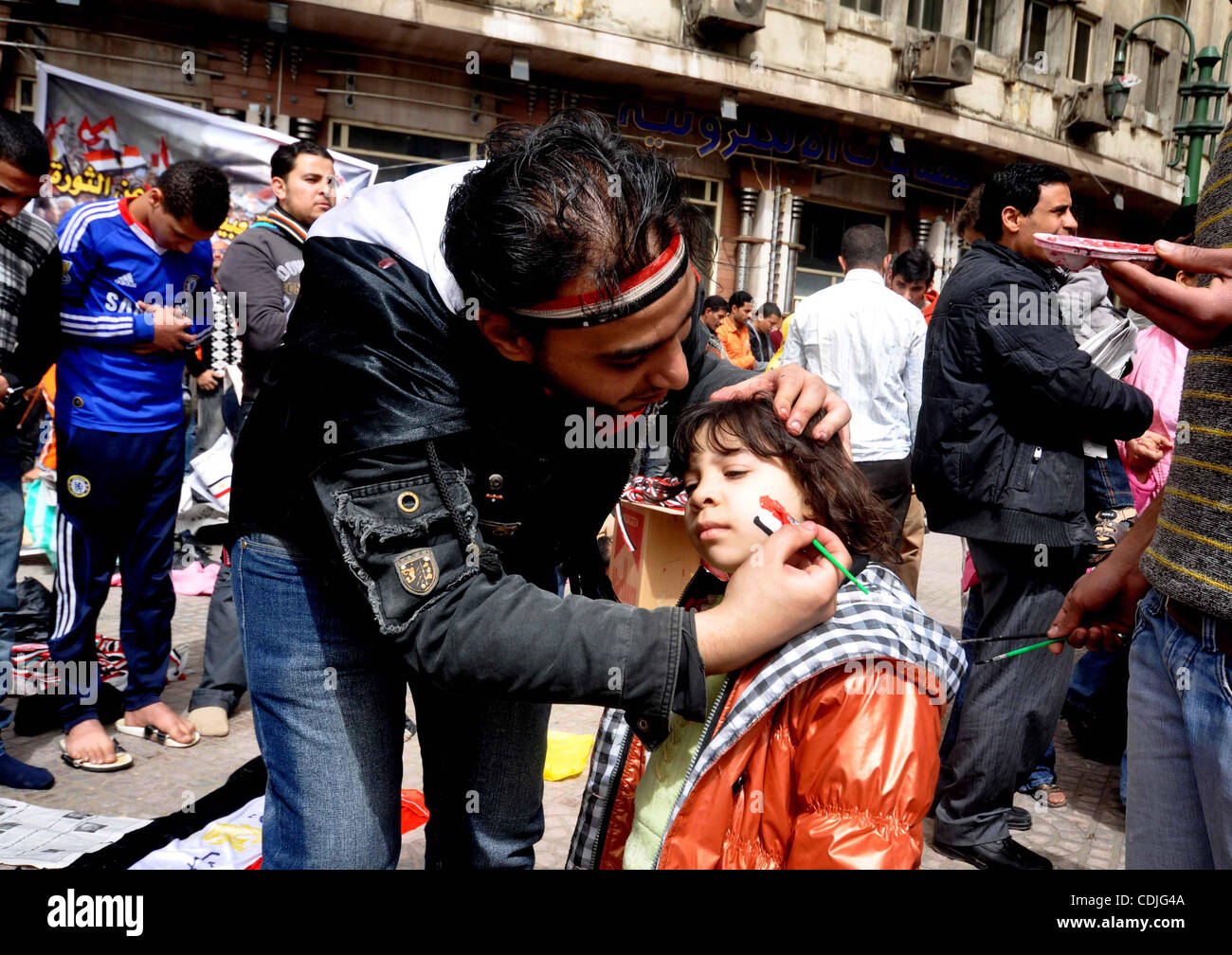 Ägyptische Demonstranten nehmen Sie Teil an einer Demonstration und Freitagsgebet am Tahrir-Platz in Kairo, Ägypten, Freitag, 25. Februar 2011. Zehntausende sammelten sich im Kairoer Tahrir-Platz am Freitag versucht, Druck auf militärischen Herrscher Ägyptens, Reformen durchzuführen und fordern die Entlassung des holdove Stockfoto