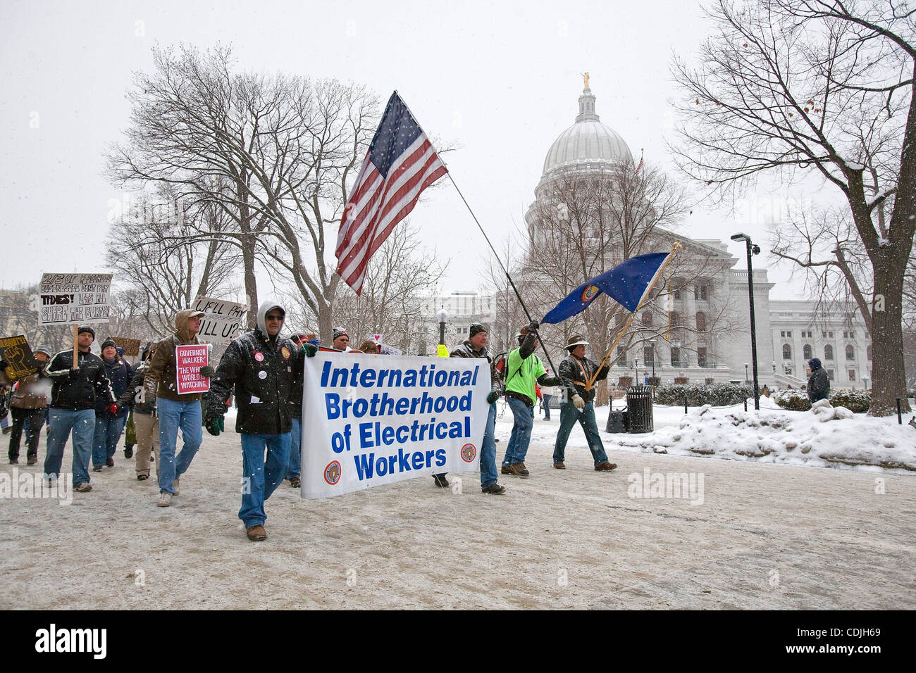 26. Februar 2011 - Madison, Wisconsin, USA - Tausende Demonstranten am Capitol zu protestieren, die vorgeschlagene Budget-Reparatur in Rechnung stellen. Demonstranten haben in den letzten 12 Tagen protestieren Gouverneur Walkers Versuch, das Gesetz durchzusetzen, die zu beschränken würde Gebäudeinneren besetzt Stockfoto