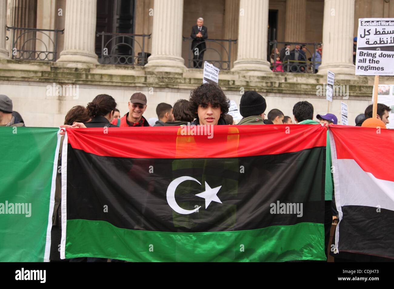 26. Februar 2011 - London, England, Vereinigtes Königreich - Hunderte von arabischen Jugendlichen in UK demonstrieren am Trafalgar Square zur Unterstützung der libyschen Revolution. Sie gingen an die libysche Botschaft die libyschen Community zur Unterstützung der Revolution und gegen die libysche Massaker. (Kredit-Bild: © mir Stockfoto