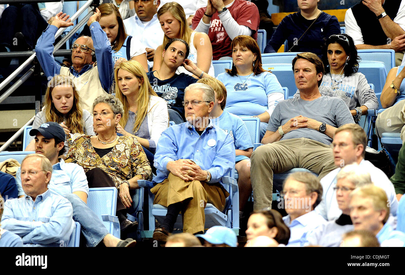 27. Februar 2011 - Chapel Hill, North Carolina; USA - der ehemalige US-Senator JOHN EDWARDS besucht die University of North Carolina Tarheels Mens Basketball-Spiel gegen Maryland Terrapins, die am Dean Smith Center in Chapel Hill stattfand.  Die North Carolina Tarheels besiegt die Ter Stockfoto