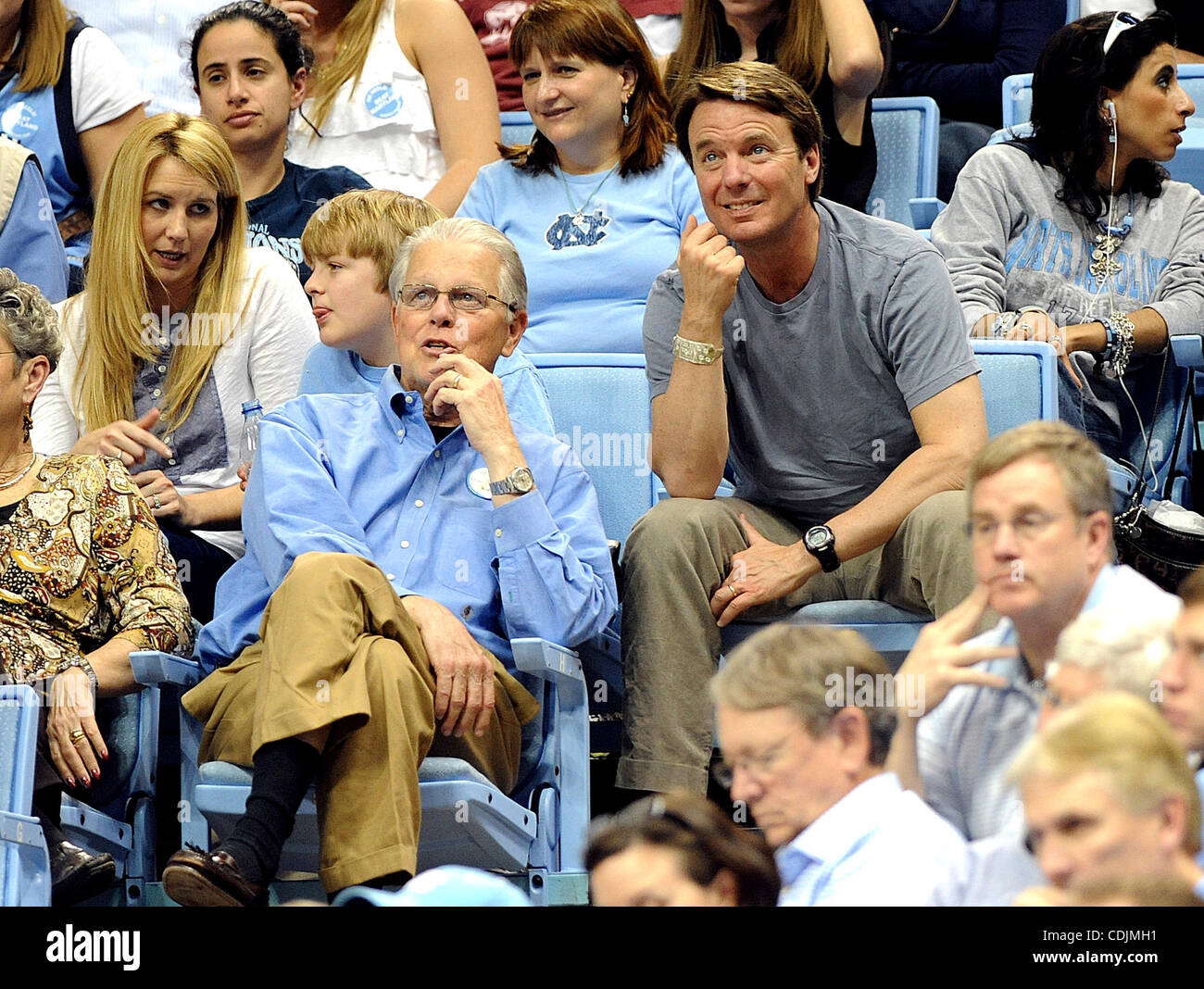 27. Februar 2011 - Chapel Hill, North Carolina; USA - ehemalige US-Senator JOHN EDWARDS und seinem Sohn JACK EDWARDS nimmt an der University of North Carolina Tarheels Mens Basketball-Spiel gegen Maryland Terrapins, die am Dean Smith Center in Chapel Hill stattfand.  Der North Carolina Stockfoto