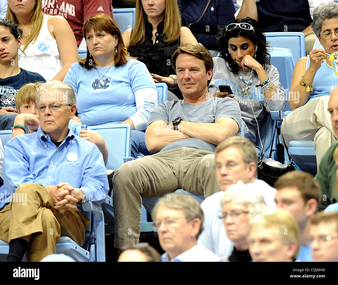 27. Februar 2011 - Chapel Hill, North Carolina; USA - der ehemalige US-Senator JOHN EDWARDS besucht die University of North Carolina Tarheels Mens Basketball-Spiel gegen Maryland Terrapins, die am Dean Smith Center in Chapel Hill stattfand.  Die North Carolina Tarheels besiegt die Ter Stockfoto