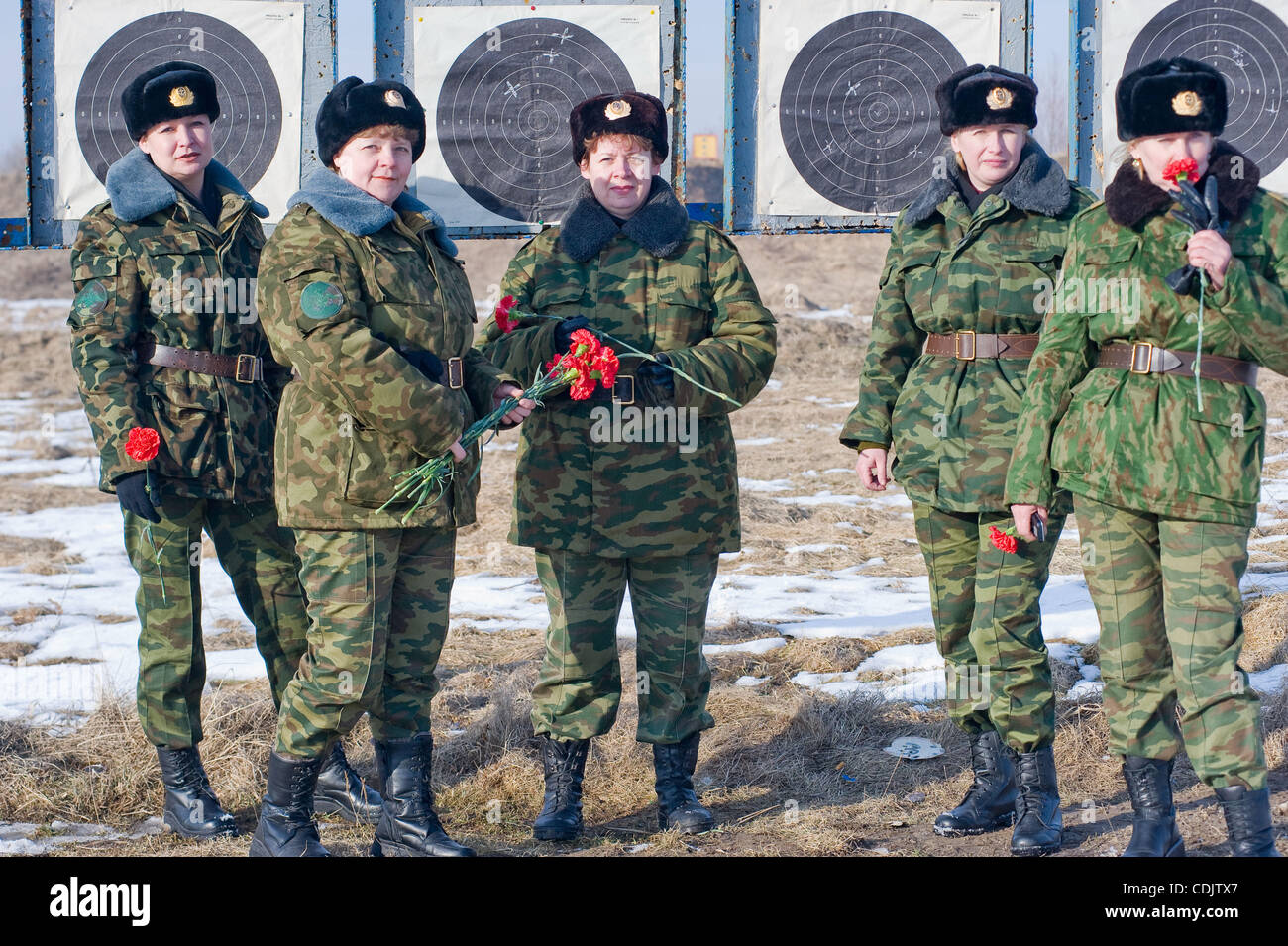Frauen - Soldaten der russischen Armee auf der Dreharbeiten Palette Khmelyovka Militärbasis im Kaliningrader Gebiet der Russischen Föderation. Stockfoto