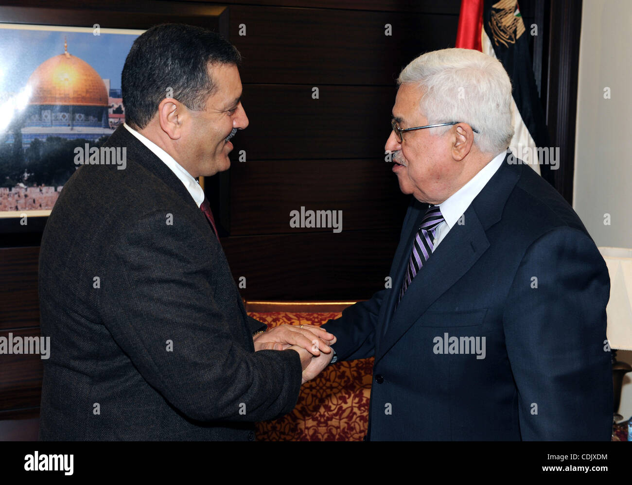 Palästinenserpräsident Mahmoud Abbas (Abu Mazen) während eines Treffens mit dem tunesischen Botschafter Chakib Azwadi in der Westbank Ramallah am 4. März 2011. Foto von Thaer Ganaim Stockfoto