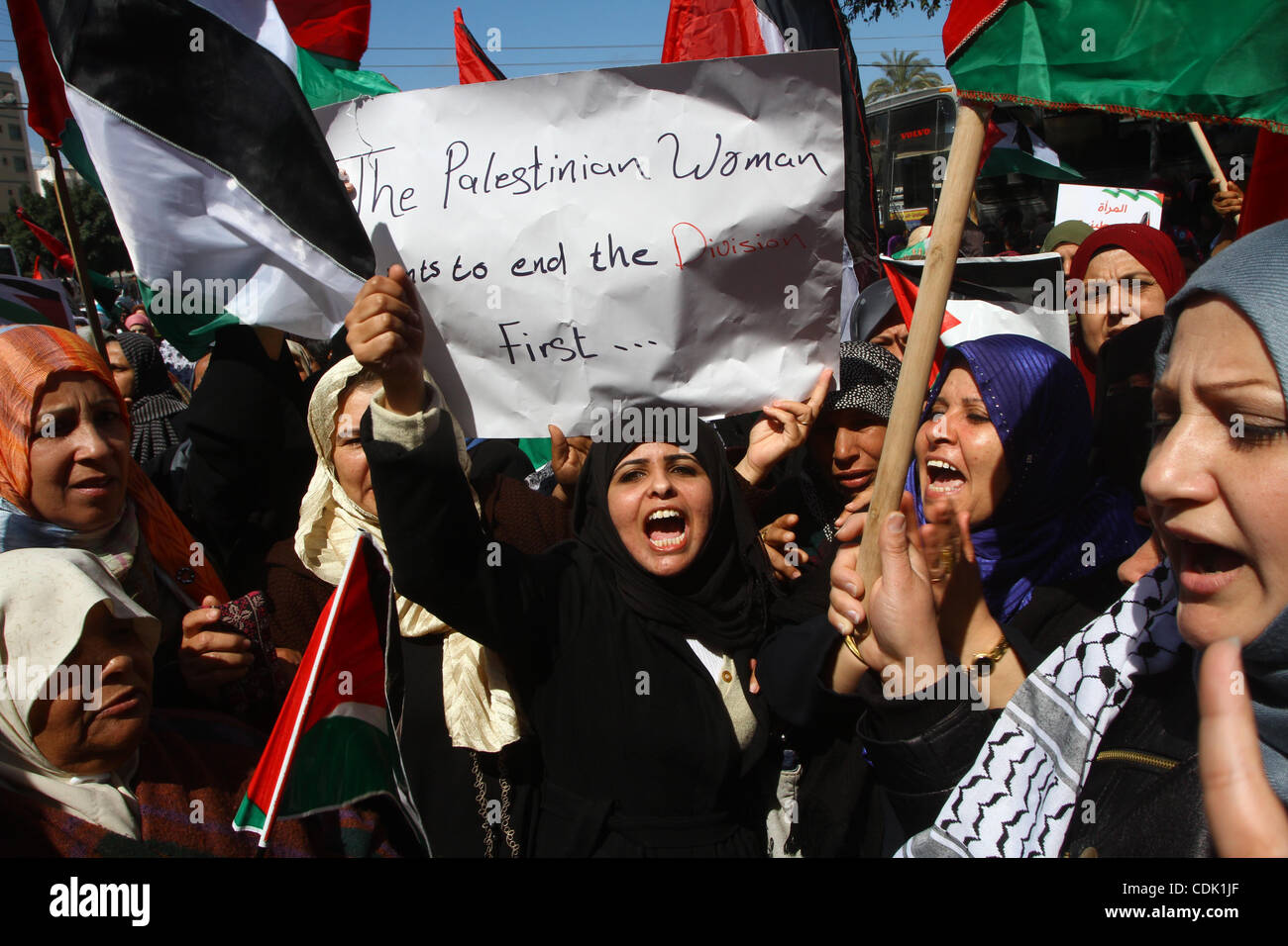 Palästinensische Frauen besuchen eine Kundgebung fordern ein Ende der palästinensischen Divisionen, anlässlich der internationalen Frauentag in Gaza-Stadt 8. März 2011. Weibliche Demonstranten versammelt, um ihren Frust über die unendliche Kluft zwischen Hamas und Abbas der Fatah-Bewegung und die mangelnden Fortschritte in Richtung eines Friedens zu äußern Stockfoto