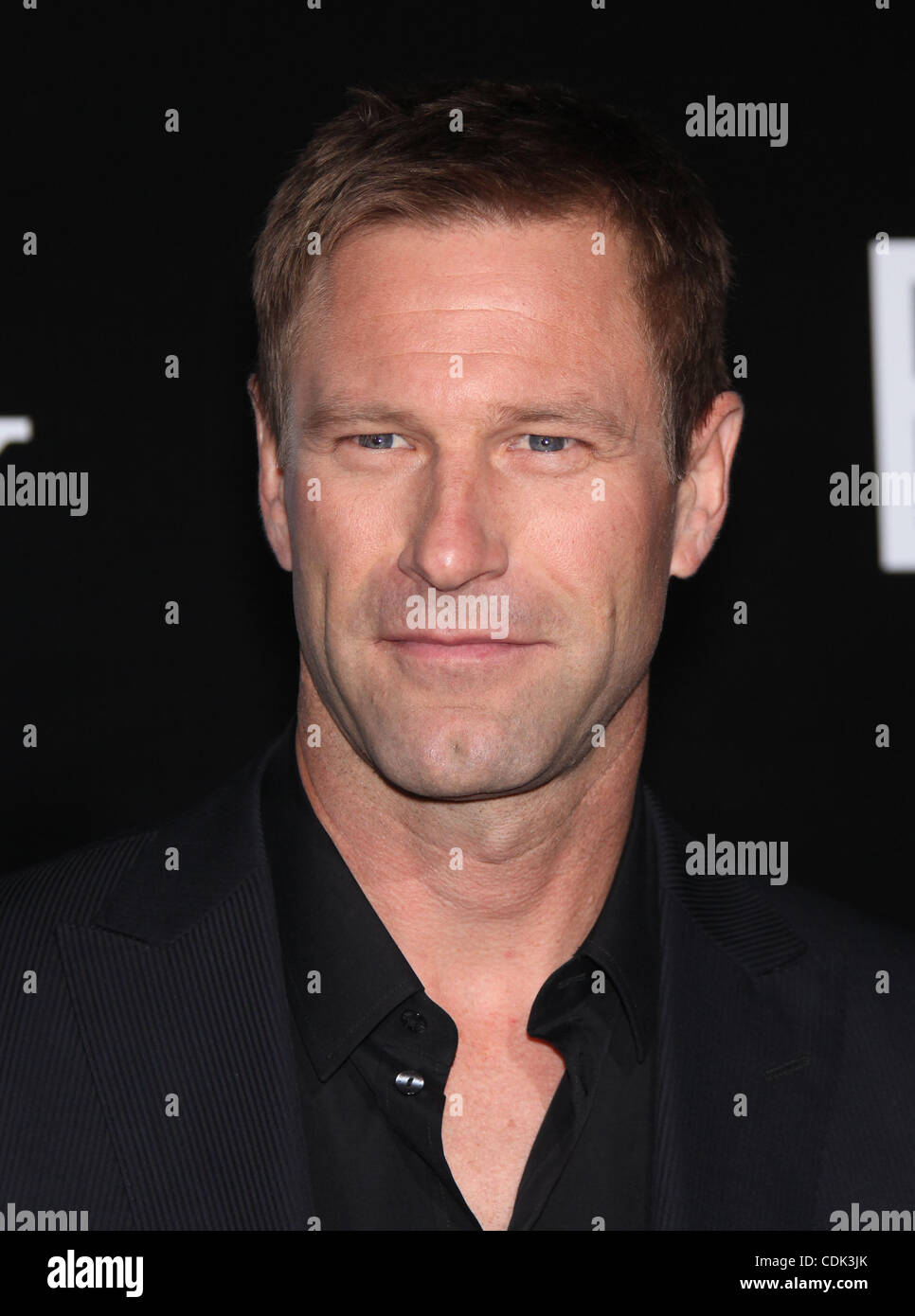 8. März 2011 - Westwood, Kalifornien, USA - AARON ECKHART kommt für die Premiere des Films "Battle: Los Angeles im Dorf Theater. (Kredit-Bild: © Lisa O'Connor/ZUMAPRESS.com) Stockfoto