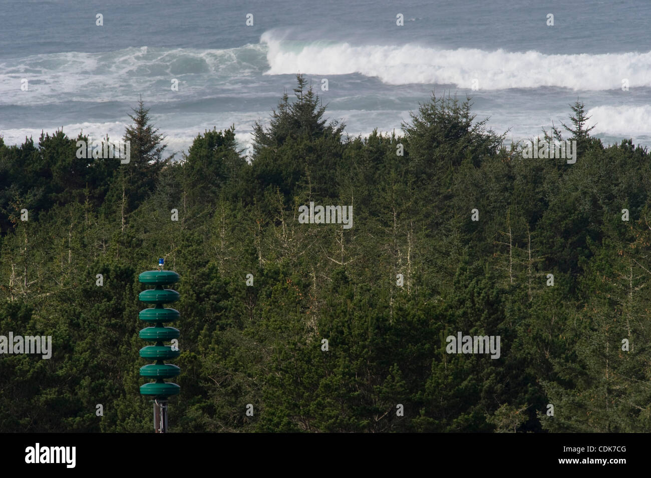 11. März 2011 - Wichester Bay, Oregon, USA - sehen eine Tsunami-Warnung-Sirene in Strandnähe wie Wellen Absturz auf der Küste von Oregon in der Nähe von Winchester Bay, nachdem eine Tsunami-Warnung herausgegeben wurde nach dem vernichtendes Japan Erdbeben. (Bild Kredit: Robin Loznak/ZUMAPRESS.com ©) Stockfoto
