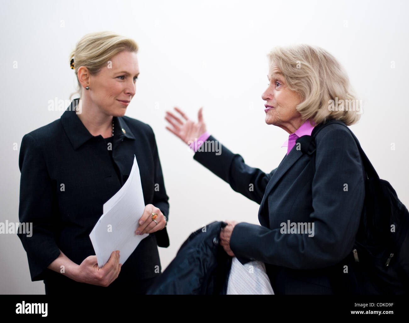 16. März 2011 spricht - Washington, District Of Columbia, US - Senator KIRSTEN GILLIBRAND (D -NY) mit homosexuelle Rechte Aktivist EDITH WINDSOR vor einer Pressekonferenz auf dem Capitol Hill, die Einführung der Senatsvorlage zur Aufhebung der Defense of Marriage Act, am Mittwoch bekannt zu geben. (Kredit-Bild: © Pete Mar Stockfoto