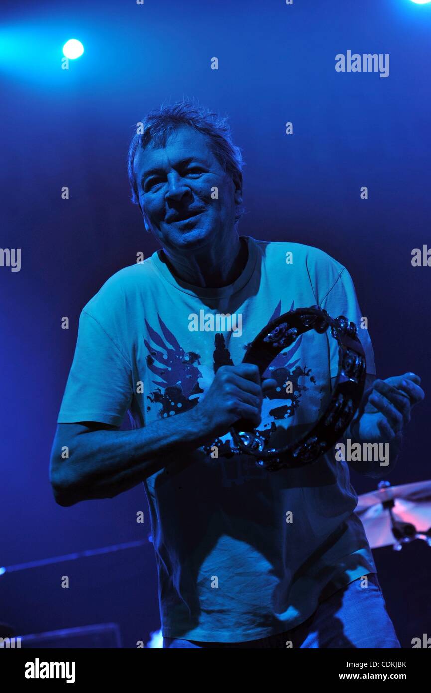 21. März 2011 - St Petersburg, Russland - IAN GILLAN von Deep Purple spielt das Tamburin, während auf der Bühne. (Kredit-Bild: © PhotoXpress/ZUMAPRESS.com) Stockfoto