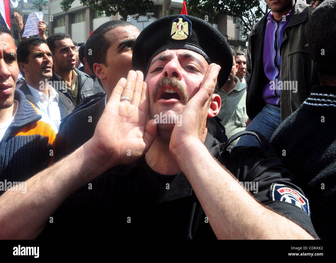 22. März 2011 protestieren - Kairo, Ägypten - ägyptische Polizei vor dem Innenministerium fordern eine Erhöhung ihrer Löhne in Kairo. (Bild Kredit: Ahmed Asad/apaimages/ZUMApress.com ©) Stockfoto