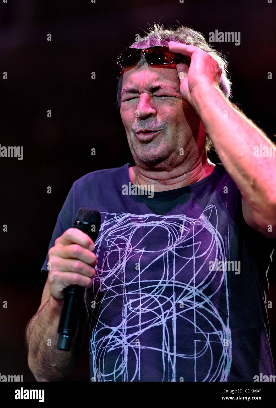 23. März 2011 - Moskau, Russland - IAN GILLAN von Deep Purple auf der Bühne. (Kredit-Bild: © PhotoXpress/ZUMAPRESS.com) Stockfoto