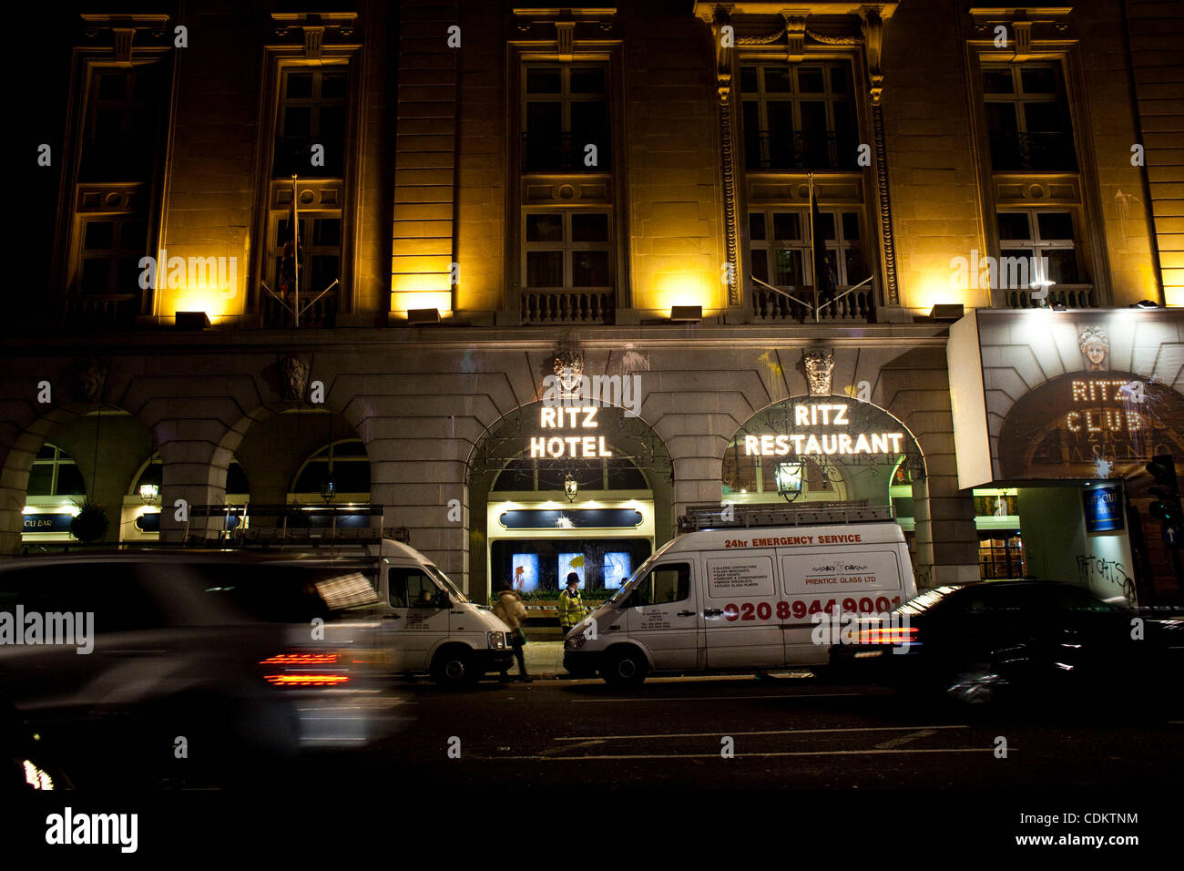 26. März 2011 - Vereinigtes London, England, Königreich - Ritz Hotel in London. Antikapitalisten und Anarchisten angegriffen Niederlassungen der HSBC, Lloyds und Santander Banken sowie McDonald's Restaurants, Starbucks und Fashion Stores. Die Eingang Fenster des Hotel Ritz wurden zerschlagen und gemalt.  Demonstranten clas Stockfoto