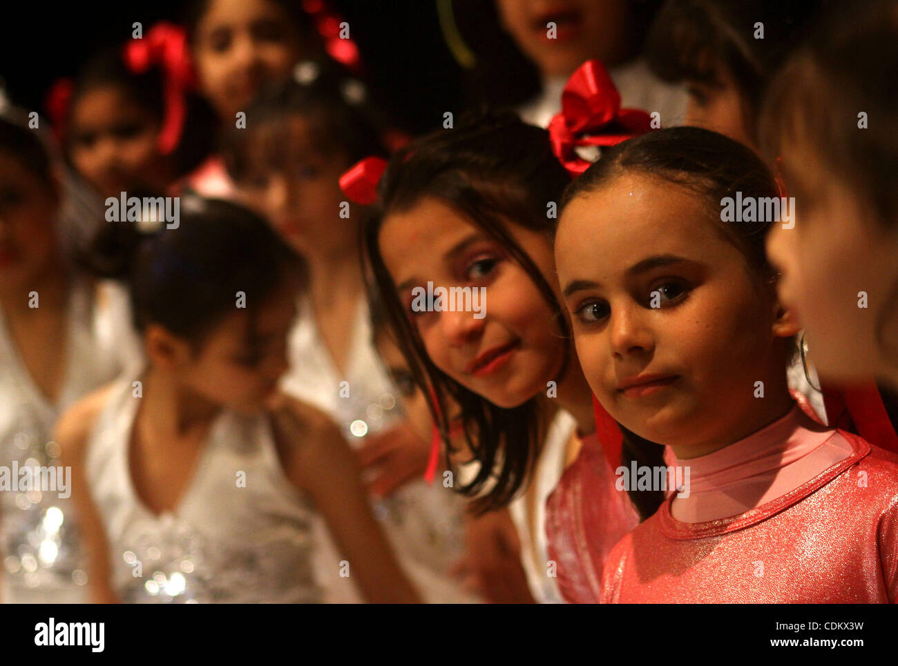 Palästinensische Kinder tanzen während einer unterhaltsamen Feier organisiert von UNRWA im Shawwa Theatre in Gaza-Stadt am März 28,2011... Foto von Ashraf Amra Stockfoto