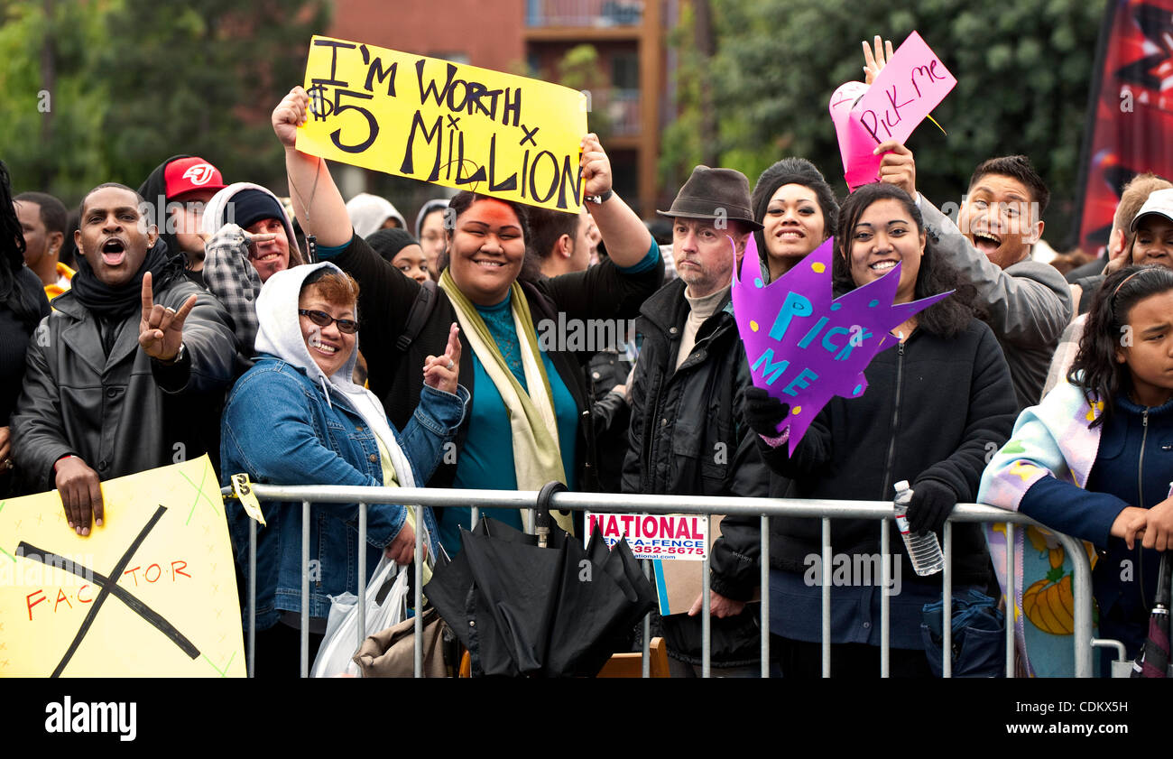 27. März 2011 - Los Angeles, Kalifornien, USA - Möchtegern-Stars warten ihrerseits ins Los Angeles Sports Arena zum Vorsprechen für Simon Cowell "X Factor". Stockfoto