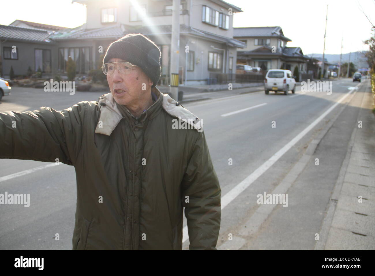 28. März 2011 - Kesennuma, Miyagi, Japan - zwei Wochen nach dem Tsunami kämpft dieser Hafenstadt zu erholen.  Akiyo Katagiri, 75, weist der Wegweiser auf seiner Straße, wo das Wasser aufhört.  "Was habe ich zu sagen, wenn so viele haben es so viel schlimmer als mir."  (Kredit © Wesley Cheek/ZUMAPRESS.co Stockfoto