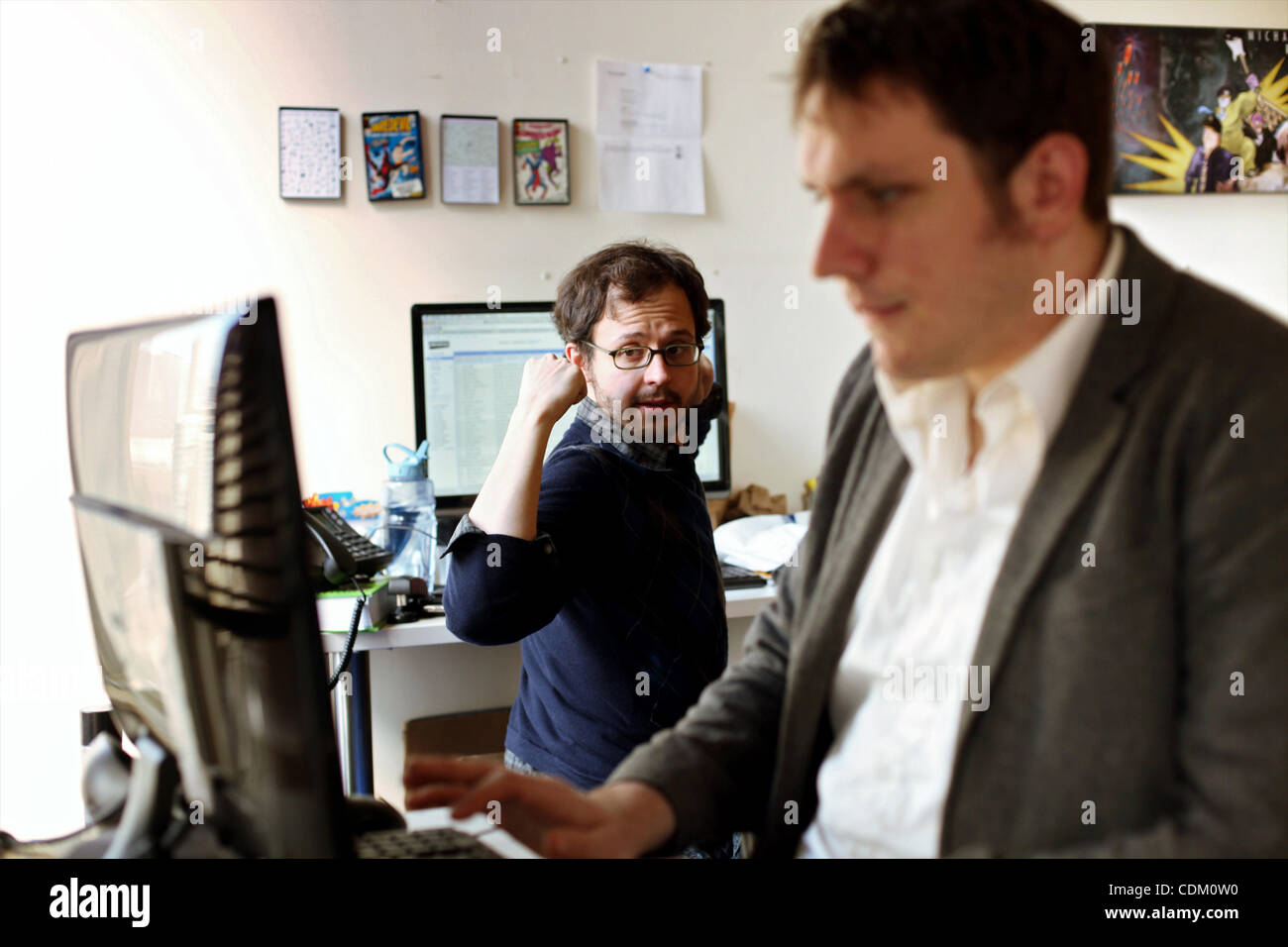 29. März 2011 - Chicago, Illinois, USA - Daniel Kibblesmith, links, und Cullen Crawford sind zwei in einem Trio von Humor Schriftsteller bei Groupon Redaktionen in Chicago.  (Kredit-Bild: © Sally Ryan/ZUMA Press) Stockfoto