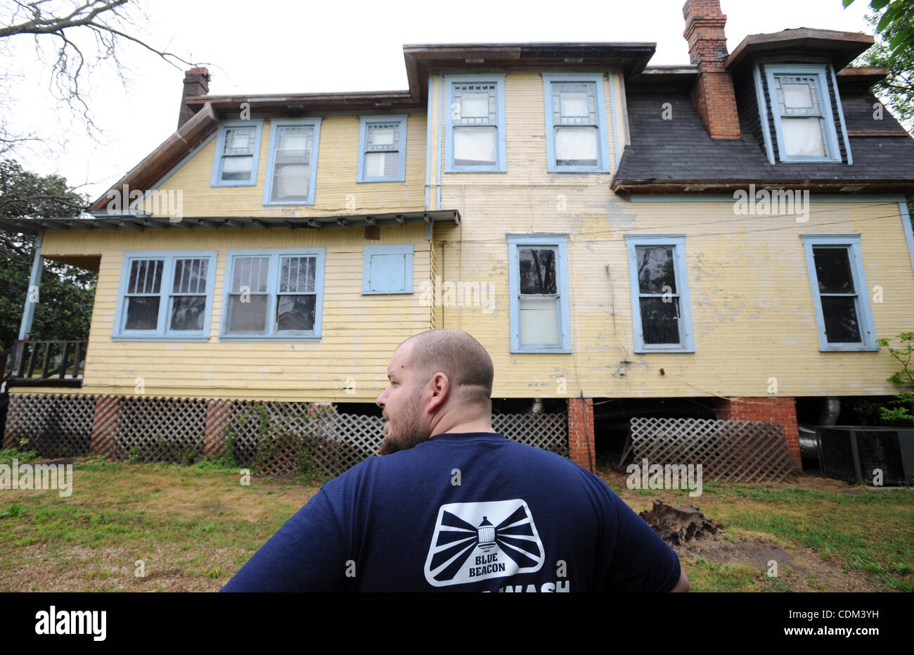 30. März 2011 - Tifton, GA, USA - TIFTON, GA - 30 März: Nachbar Adam Hale, 28, Spaziergänge ein ausgeschlossenes Haus soll sich eine geschätzte 20.000 Fledermäuse in Tifton, Georgia am Mittwoch, 30. März 2011. Nachbarn haben sich über den Gestank beschwert und das Gesundheitsamt hielt es ungeeignet für h Stockfoto