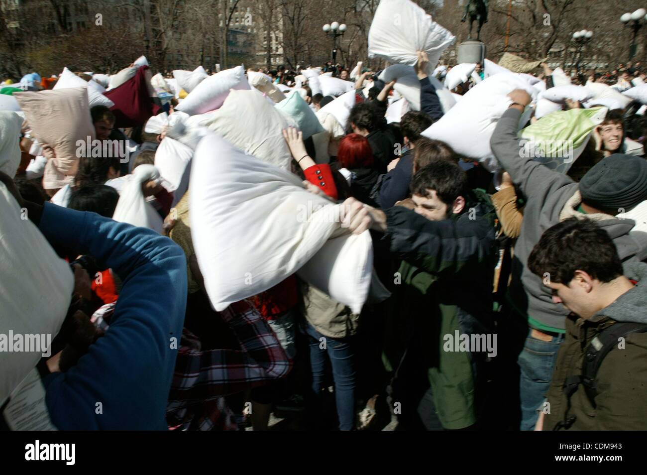 2. April 2011 - verbunden New York, New York, USA - Tausende von Menschen mit International Pillow Fight Day statt weltweit New York City 02.04.2011 feiern. 2011. (Kredit-Bild: © Bruce Cotler/Globe Photos/ZUMAPRESS.com) Stockfoto