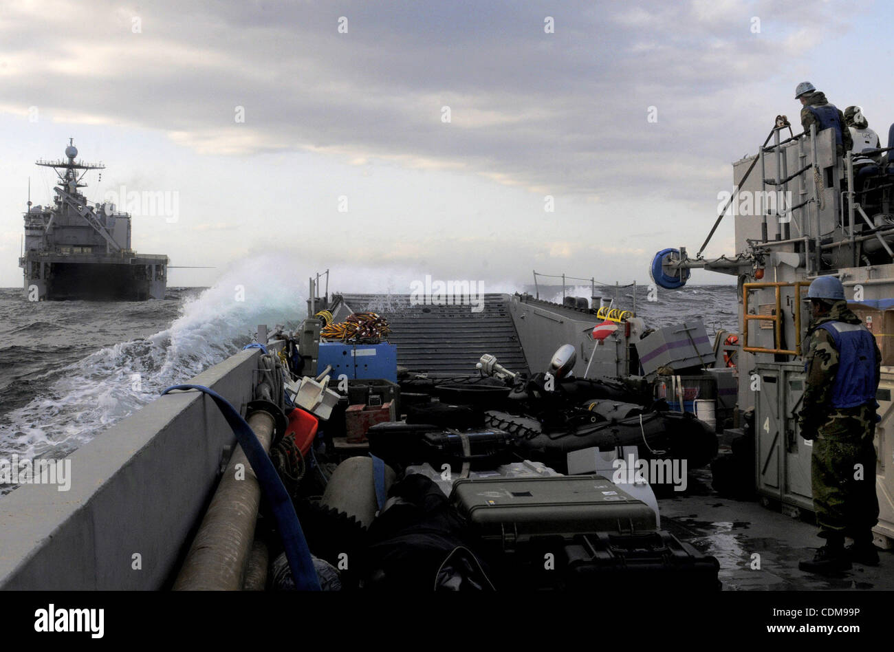 2. April 2011 - Japan - Pazifik (2. April 2011) Â "Matrosen an Bord Dock amphibischen Transportschiff USS Tortuga (LSD-46), in Angriff genommen pilot ein Landungsboot auf dem gut-Deck, nachdem das Schiff schwere Ausrüstung, USS Essex (LHD-2) übertragen. Tortuga ist in den USA operierende 7. Flotte Bereich der Verantwortung Stockfoto