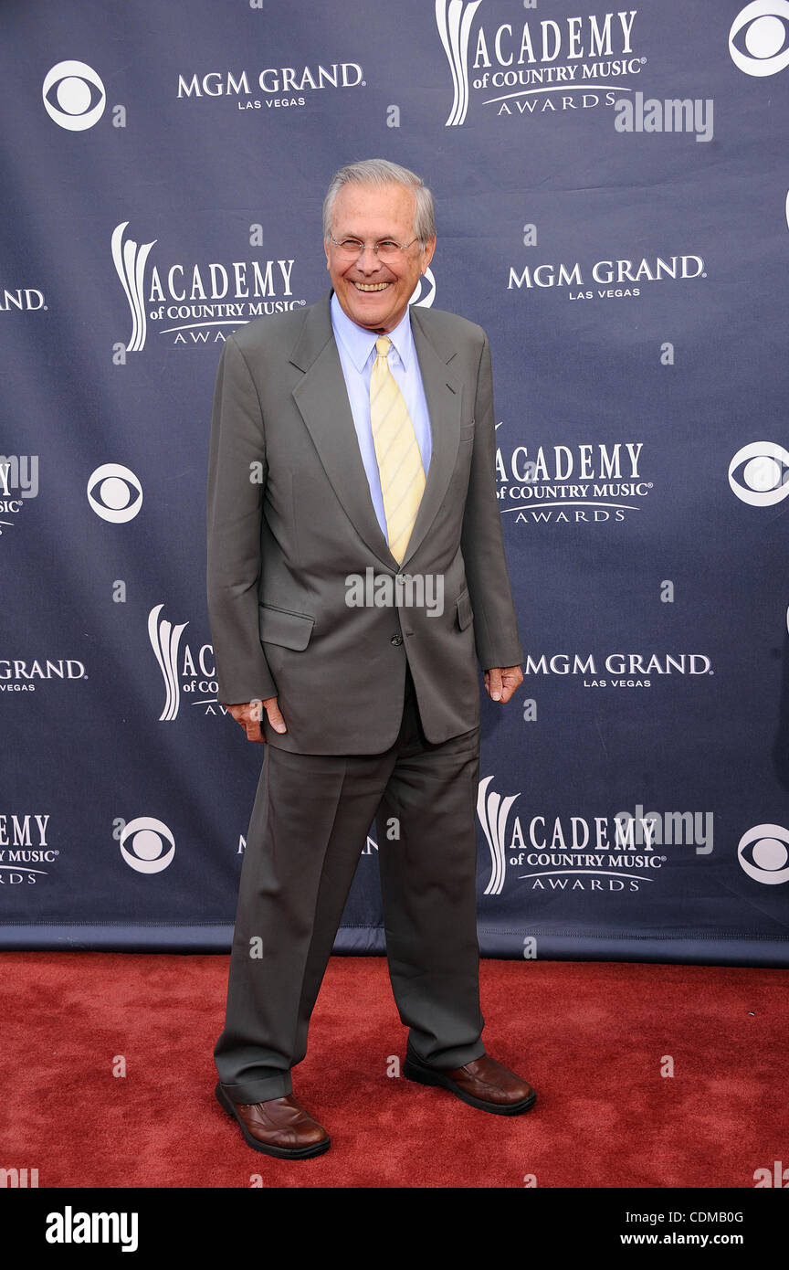 3. April 2011 - Las Vegas, Nevada; USA - kommt der ehemalige US-Verteidigungsminister DONALD RUMSFELD auf dem roten Teppich bei der 46. Annual Academy of Country Music Awards, die stattfindet am MGM Grand Hotel & Casino Grand Garden Arena in Las Vegas gelegen.  Copyright 2011 Jason Moore. (Kredit-Bild: © Stockfoto