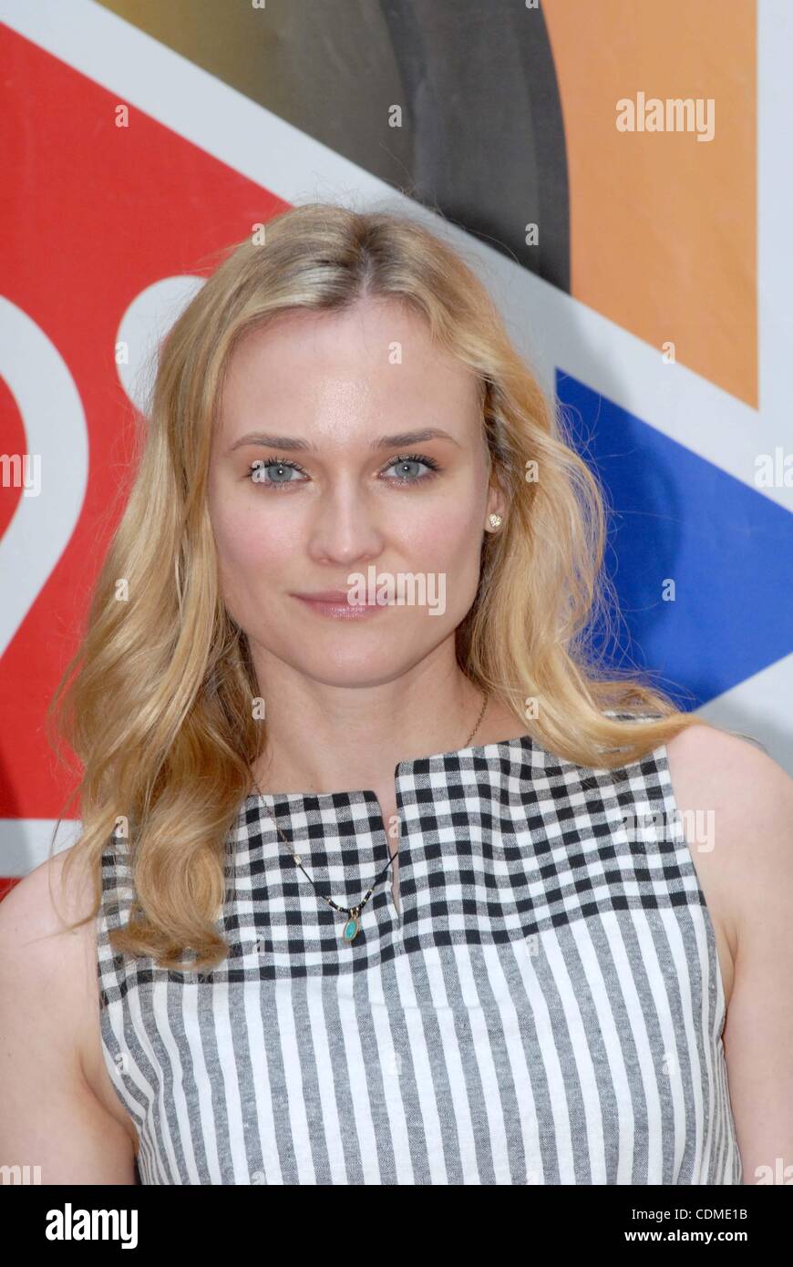 5. April 2011 posiert für die Fotografen für den Film '' Pieds Nus Sur Les Limaces'', welche sie beim 12. Francophone Filmfestival stars - Athen, Griechenland - Schauspielerin DIANE KRUGER. (Bild Kredit: Aristidis Vafeiadakis/ZUMAPRESS.com ©) Stockfoto