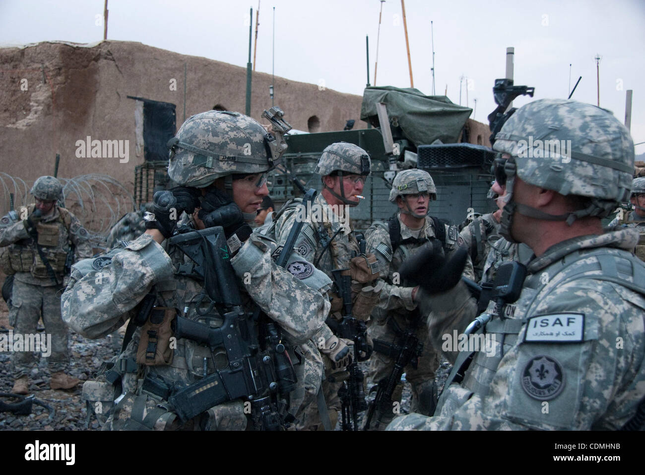 9. April 2011 - Panjwayi, Kandahar, Afghanistan - Soldaten der 3. Zug, Comanche Kompanie, 1. Eskadron des 2nd Stryker Cavalry Regiment, einschließlich ihrer Kompanie-Kommandant Captain DJ SKELTON (rechts) bereiten sich auf denjenigen Shoja, eine Militärbasis auf Durchführung einen 2-Tages-Clearing-Betrieb in der Nähe Stockfoto