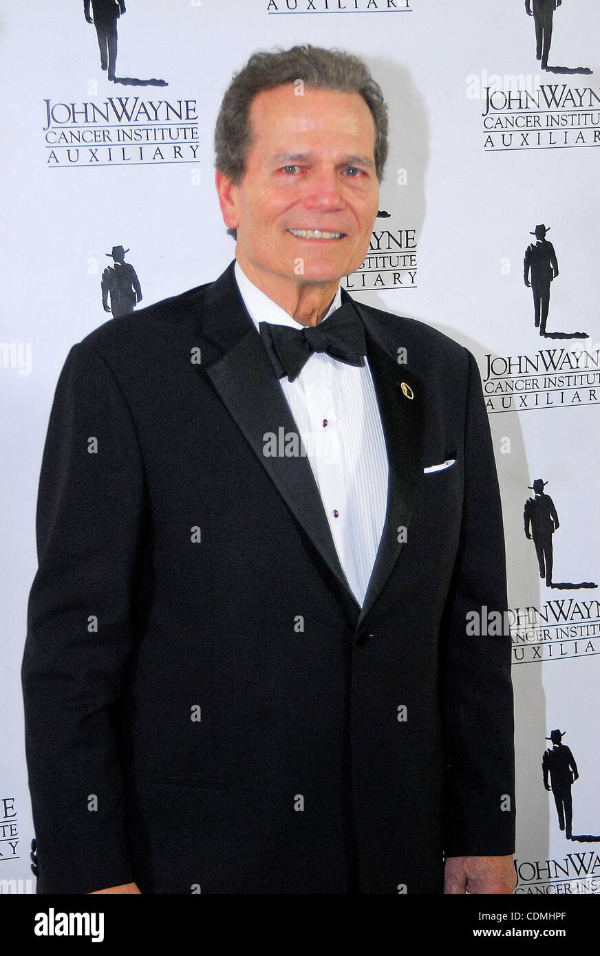 9. April 2011 - stellt Beverly Hills, Kalifornien, US - Schauspieler PATRICK WAYNE, Sohn des legendären Schauspielers John Wayne, für Fotografen während der Anreise für den John Wayne Cancer Institute Hilfs 26. jährliche Odyssey Ball im Beverly Hilton Hotel statt. Stockfoto