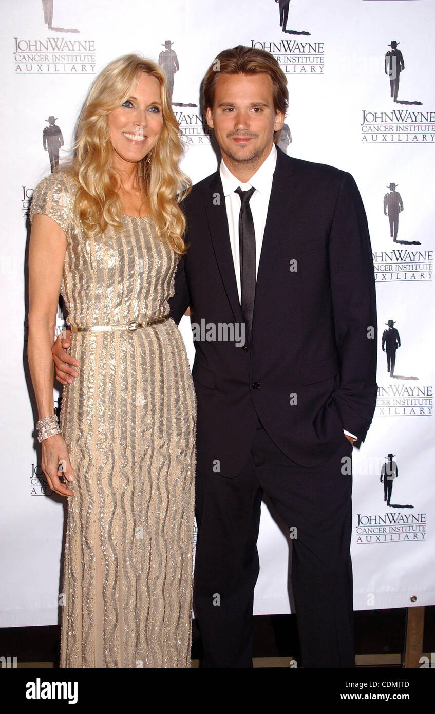 9. April 2011 - Hollywood, Kalifornien, USA - ALANA STEWART & Sohn SEAN. Der 26. jährliche Odyessy Ball der John-Wayne-Krebsinstitut profitieren. Beverly Hilton, Beverly Hills, CA 09.04.2011. 2011. I15697PR (Kredit-Bild: © Phil Roach/Globe Photos/ZUMAPRESS.com) Stockfoto