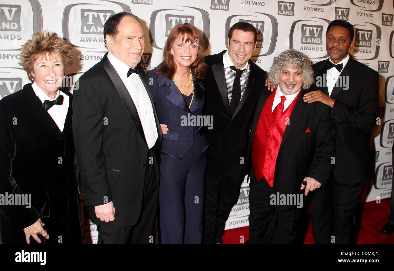 10. April 2011 - New York, New York, USA - die Besetzung von "WELCOME BACK KOTTER", (L-R), ELLEN TRAVOLA, besuchen GABE KAPLAN, MARCIA STRASSMAN, JOHN TRAVOLTA, ROBERT HEGYES und LAWRENCE HILTON-JACOBS die 2011 TV Land Awards im Jacob Javits Center statt. (Bild Kredit: Nancy Kaszerman/ZUMAPRESS.com ©) Stockfoto