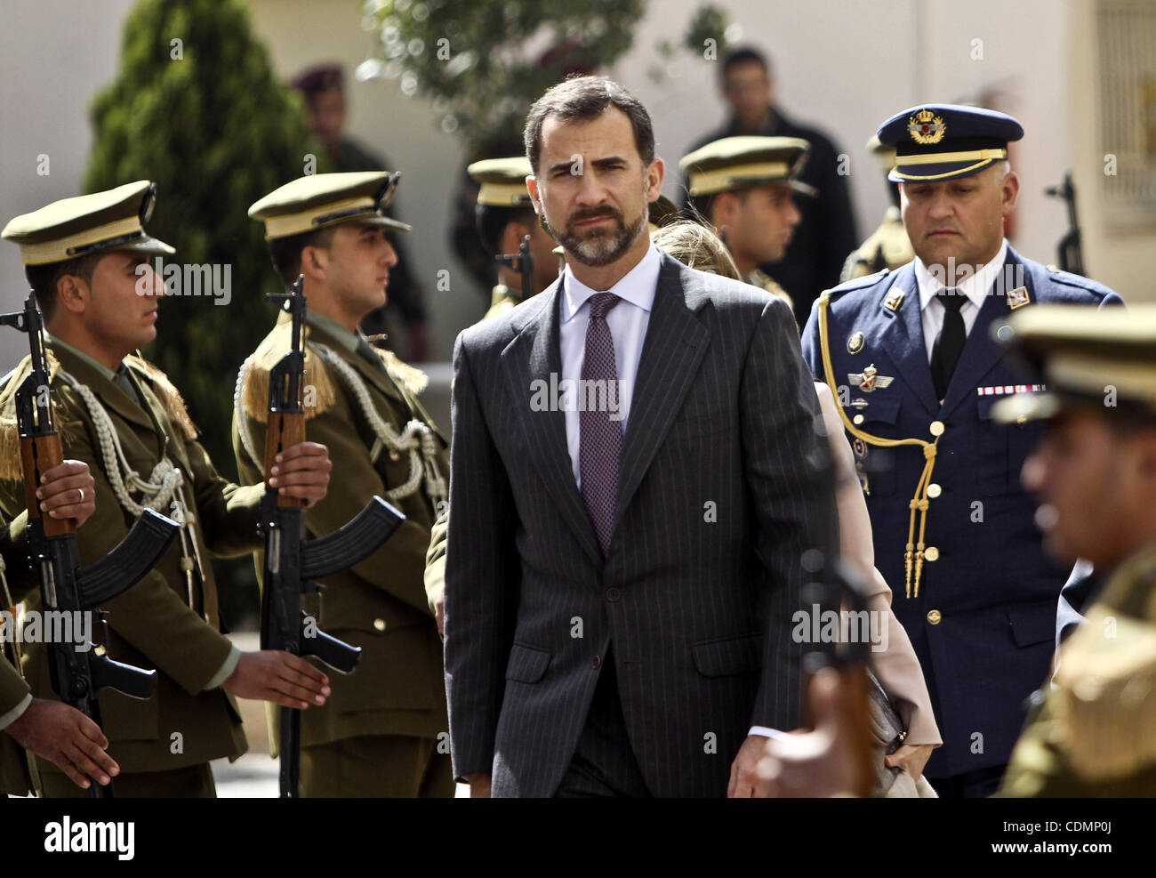 Spanische Prinz Felipe während der Willkommenszeremonie Bank Eintreffen im Westen Stadt Ramallah, 12. April 2011. Prinz Felipe und seine Frau Prinzessin Letizia sind im offiziellen Besuch in den palästinensischen Gebieten. Foto von STR Stockfoto