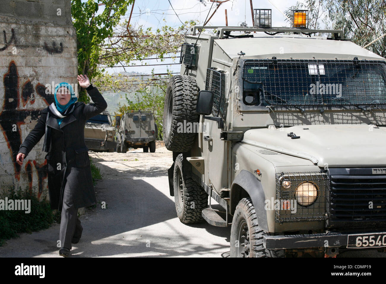 Eine Palästinenserin reagiert wie ein Suchvorgang in der West Bank Dorf Awarta am 12. April 2011 israelische Truppen durchzuführen, wie im nördliche Westjordanland Dorf das Zentrum einer riesigen Armee Jagd auf die Mörder wurde für grausige stechen von einem israelischen Ehepaar und drei ihrer Kinder verantwortlich Stockfoto