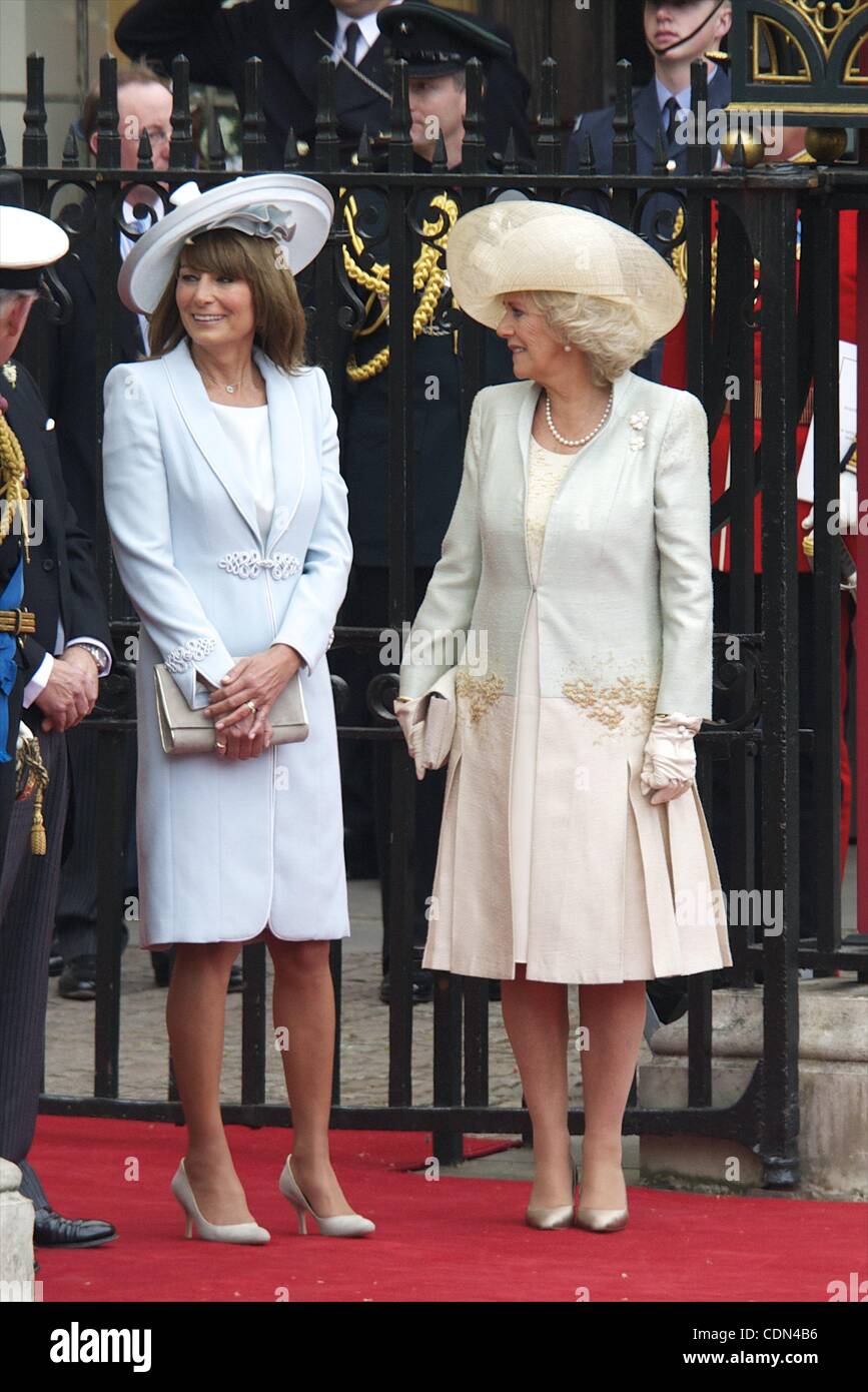29. April 2011 - Londres, Spanien - Carole Middleton und Camilla, herausgehen Herzogin von Cornwall Westminster Abbey nach der königlichen Hochzeit von Prinz William Catherine Middleton am 29. April 2011 in London, England. Die Ehe von der zweiten in der britischen Thronfolge ist durch den Erzbischof von geführt werden Stockfoto