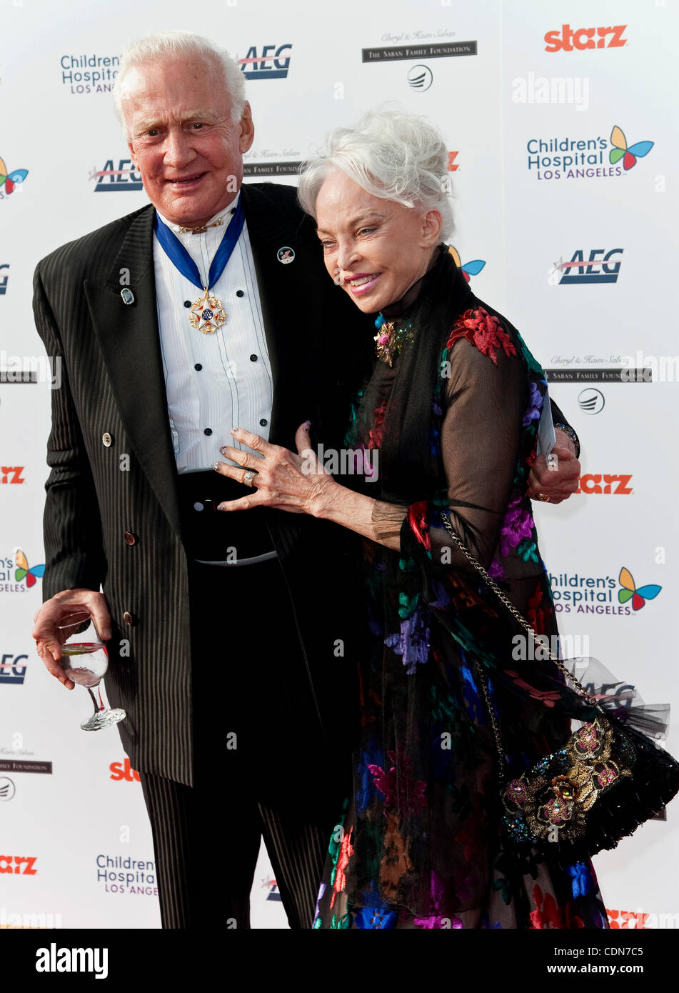 7. Mai 2011 - Los Angeles, Kalifornien, USA - BUZZ ALDRIN und LOIS ALDRIN kommen für die '' Dream for Kids"Grand Opening Gala feiert das neue Klinikgebäude am Kinder Hospital Los Angeles. (Kredit-Bild: © Brian Cahn/ZUMAPRESS.com) Stockfoto