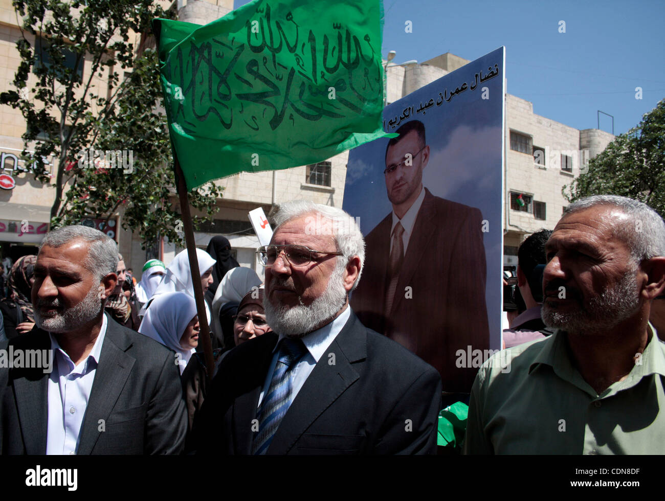 Palästinensischen Parlament Lautsprecher Dr, Aziz Dweik und Hamas-Mitglieder von der palästinensischen Legislativrat (PLC) teilnehmen mit palästinensischen Frauen Unterstützer der islamistischen Hamas-Bewegung während einer Kundgebung fordern die Freilassung von Palästinensern im Westjordanland und im Gazastreifen Gefängnissen im Westjordanland Stockfoto